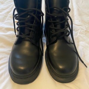 Store Display Doc Marten Mono Air 1460 US L 7